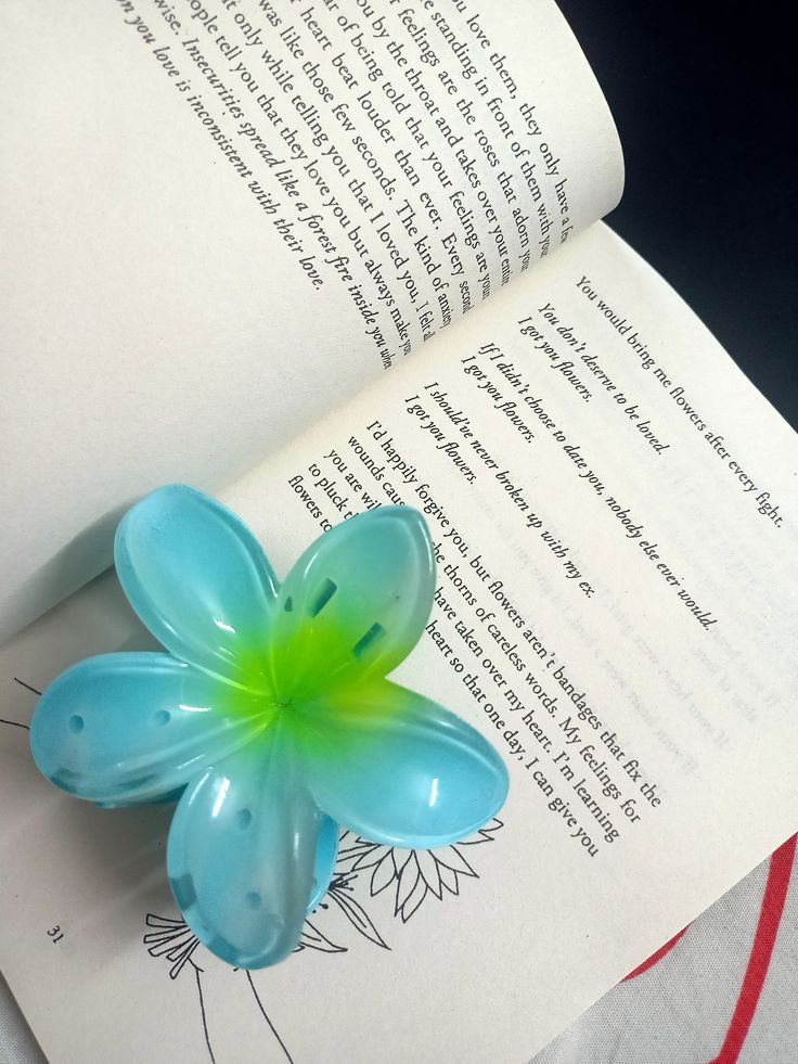 PresentsySoul Premium Hair Claw Clutcher pack of 3 β Strong Hold, Stylish Design