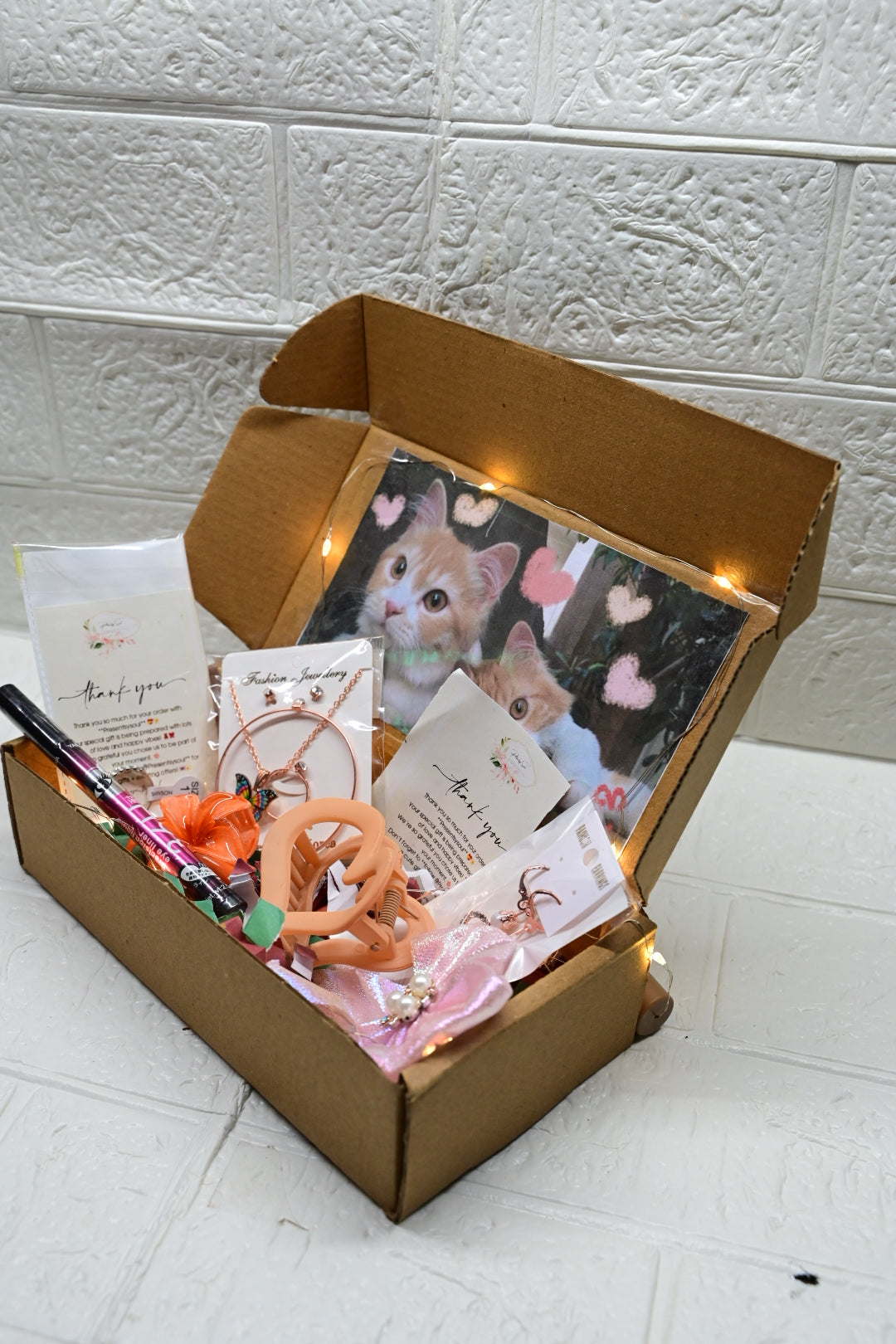 Presentsysoul Cute Colour Beauty Hamper – 1 pendent set , 1 Small Claws & 1 Heart shape clutcher 1 Ring 1 Korean Earrings 1 eyeliner , 1 Bow clip Accessories Gift Box including Light