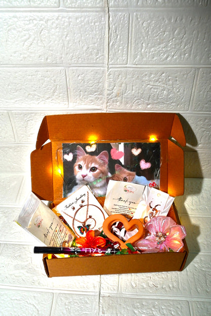 Presentsysoul Cute Colour Beauty Hamper – 1 pendent set , 1 Small Claws & 1 Heart shape clutcher 1 Ring 1 Korean Earrings 1 eyeliner , 1 Bow clip Accessories Gift Box including Light